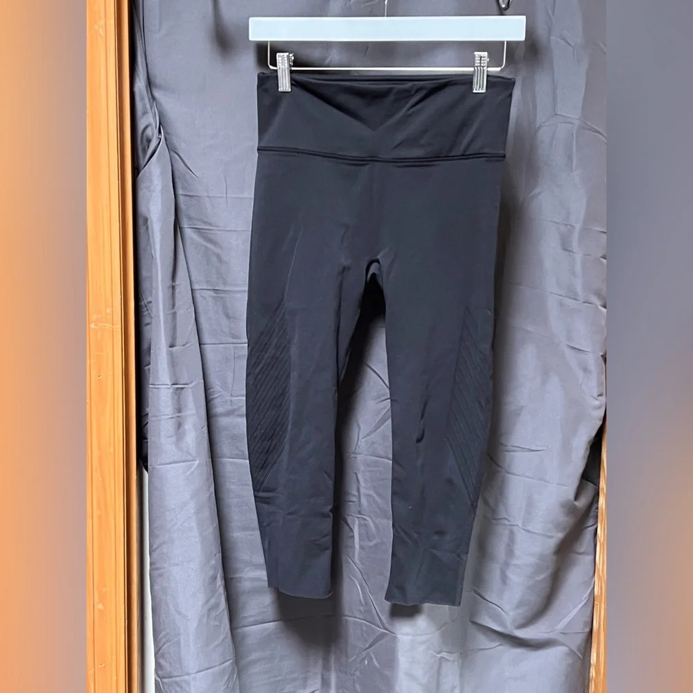 Lululemon crop seamless leggings Waist 13.5” inseam 17” Black with mesh